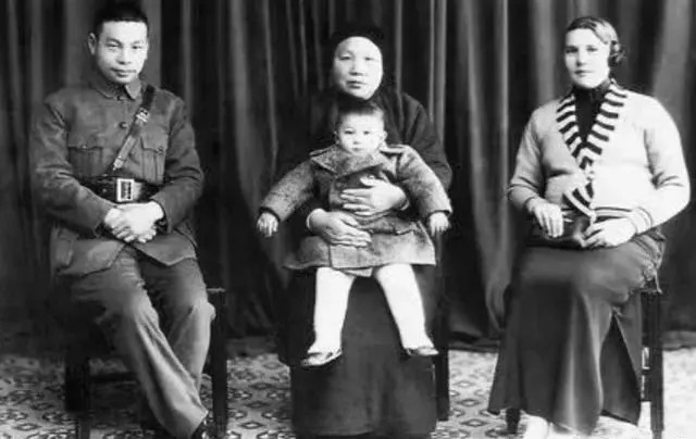 1933年，宋美龄发了疯，把蒋介石床底下的坛子都砸碎了，一边砸，还一边破口大骂：