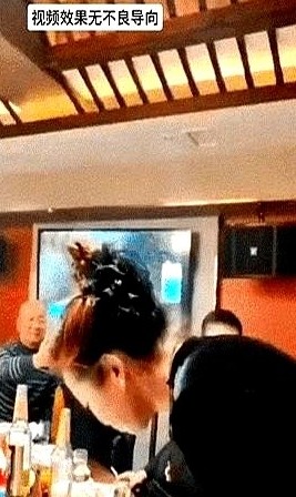三秒寂静后，酒杯落桌，男性傲慢碎成玻璃渣。

那位用下巴夹杯的女人，先让全场