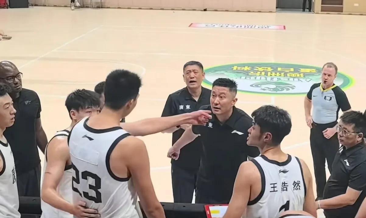 徐杰有组织有进攻得分能力，为什么会边缘化？
四场热身赛，就给徐杰上场两次，且两次