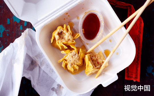 室友厕所不冲，卫生不打扫，外卖盒放了一个月也不扔，我忍无可忍，直接把蟑螂往她身上泼