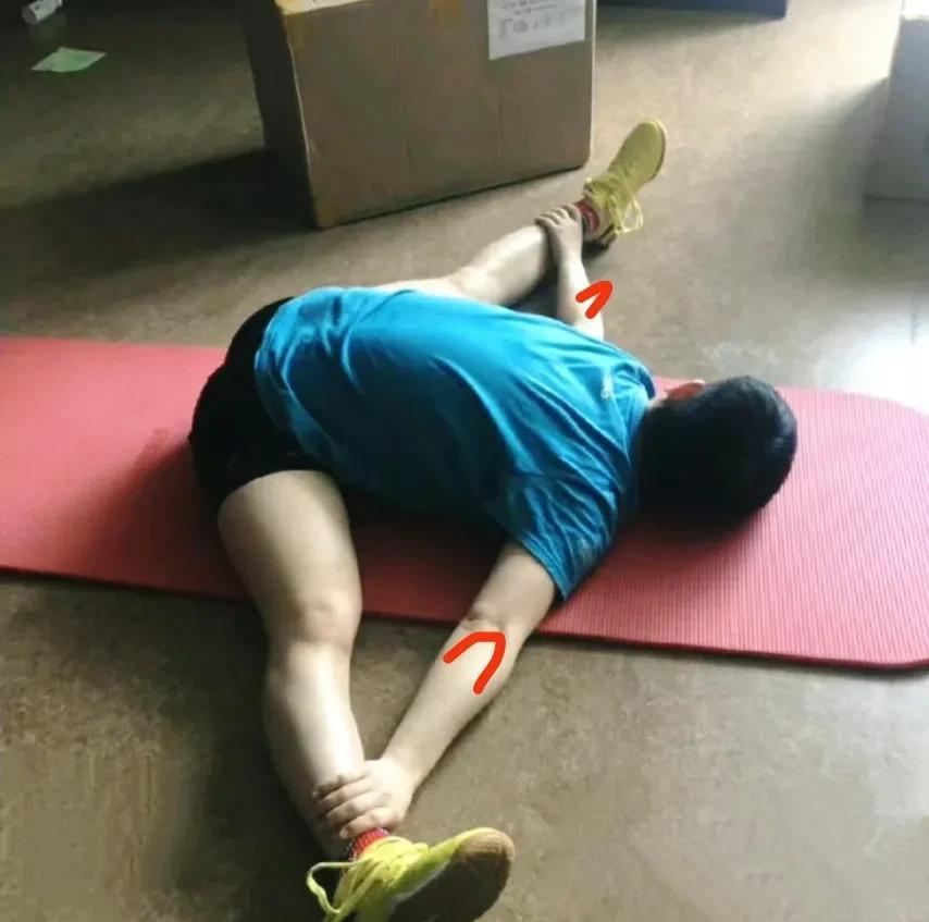 体能训练中的莎莎这胳膊看着怎么这么短呢？
合影中也能看出她的臂短，这个臂短是天生
