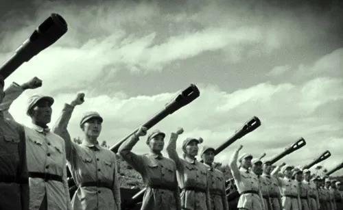 抗美援朝打胜利时，毛主席曾说过：“美帝国主义是受了伤，我们还是挺怕的。”
抗美援