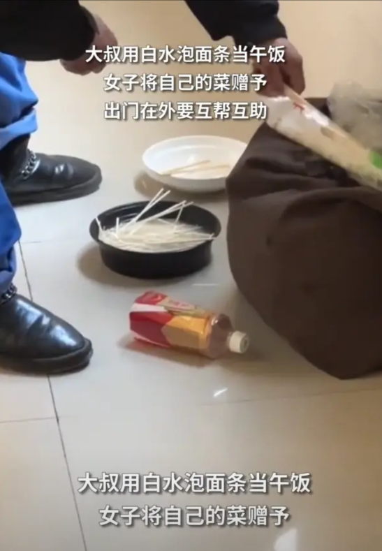 看哭了！安徽合肥，女子拿着饭菜准备用工地上的微波炉热一下，这时突然发现一位农民工