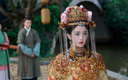 谁还没刷到娜扎和于正的直播连麦啊，这俩人同框真的太有梗了，于正直接在镜头前展示自