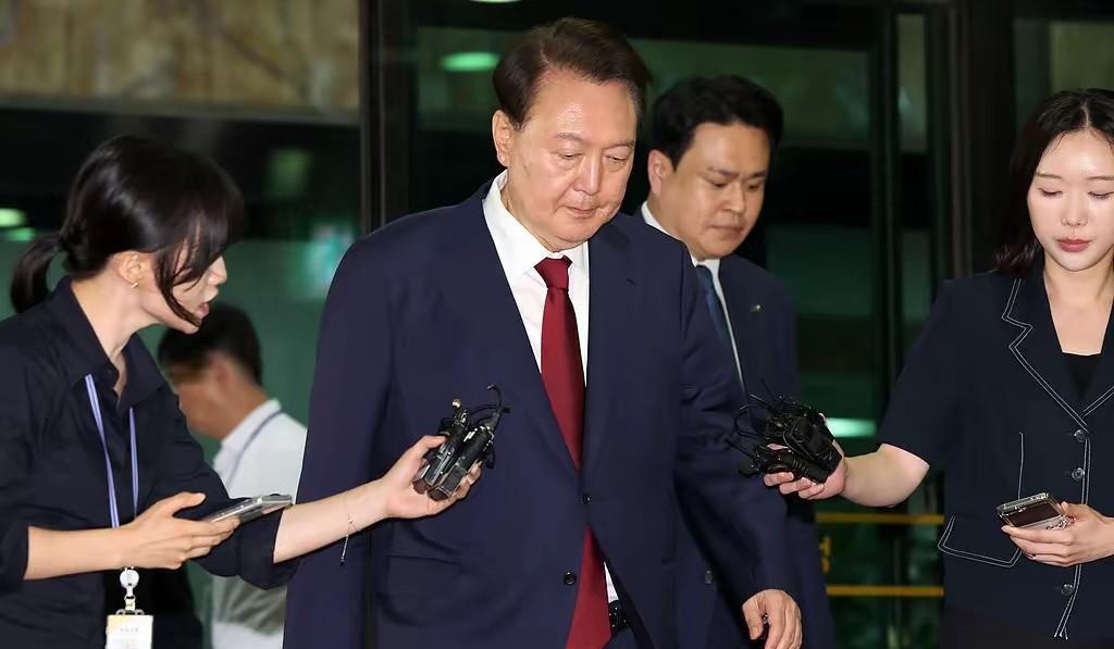 尹锡悦可怜到什么地步了，为了吹空调避暑，每天见律师2次以上。有人说李在明对尹锡悦