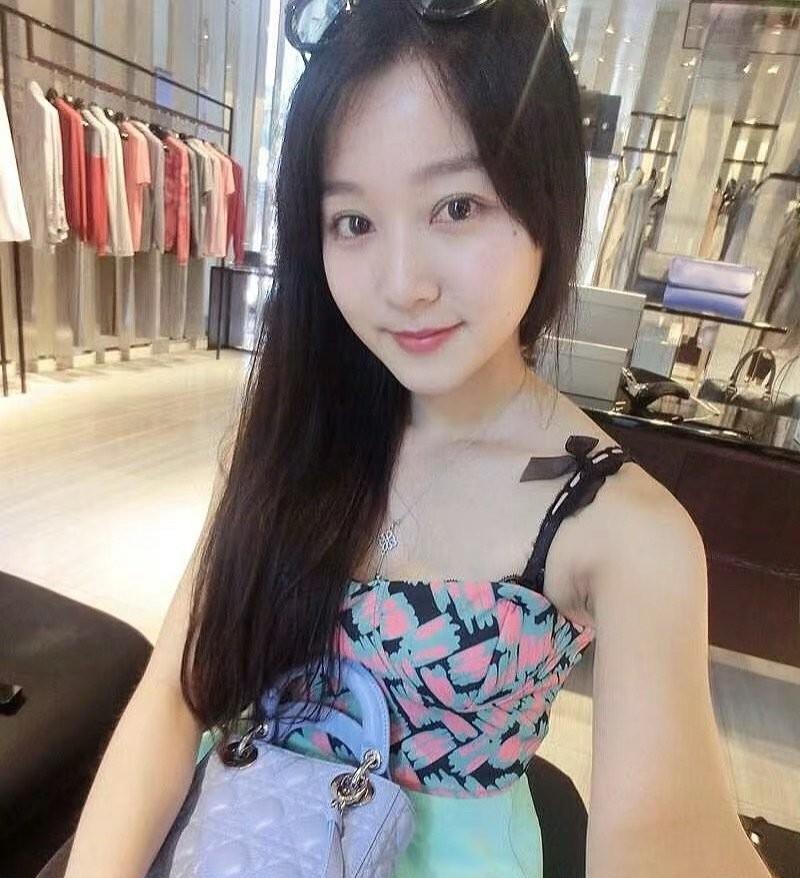 夏露的颜值和气质一点都不比影视明星倪妮差！
图二，参加校庆和倪妮的这张合影中，夏