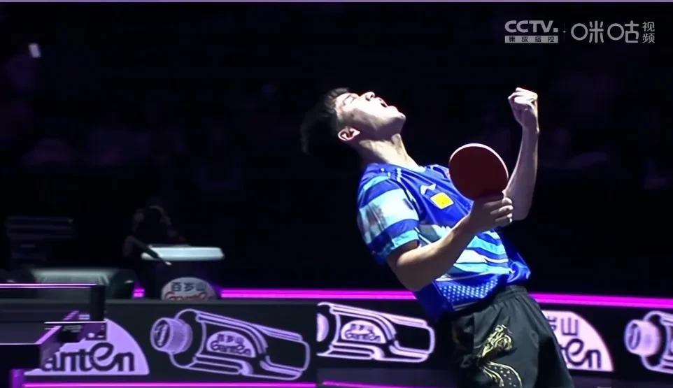 向鹏3-1顺利晋级，比赛现场状态特别棒。
向鹏开局就大比分领先，因裁判黄牌向鹏受