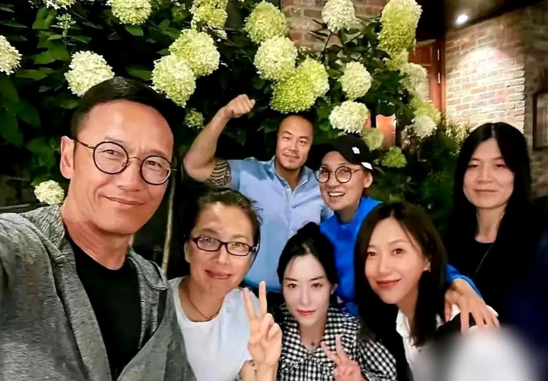 徐静蕾和苗侨伟夫妻及好友在加拿大聚餐。
51岁的徐静蕾定居美国多年的她依然保养的
