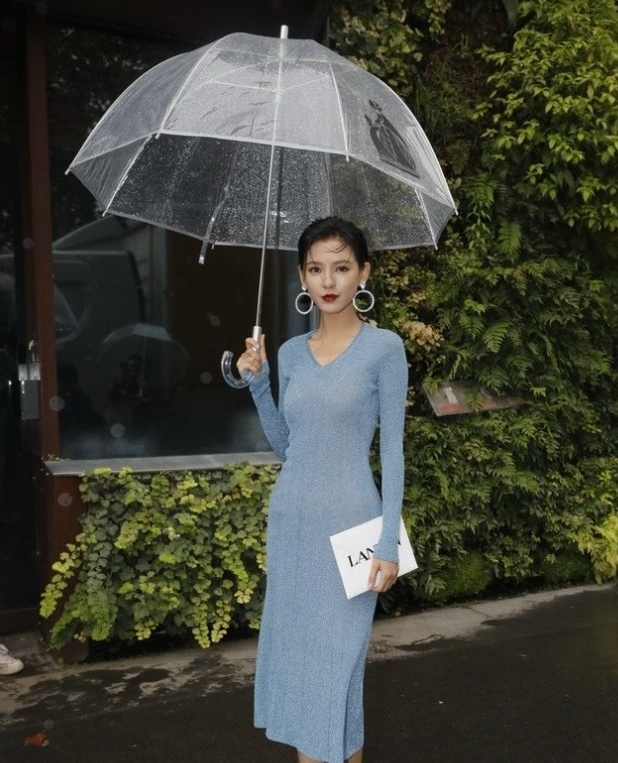 张予曦
168cm
手持雨伞，化身雨中俏佳人。