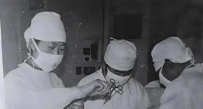 76年毛主席逝世后，中央紧急派人寻找徐静，这个人有何特殊身份？
1976年9月9