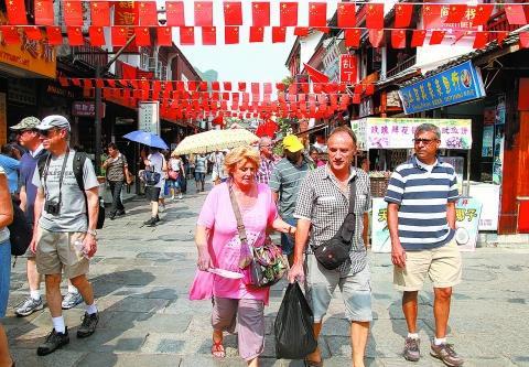 中国用免签+退税对付美国佬，但我觉得还不够狠
 
最近，我国为了对付美国的关税战