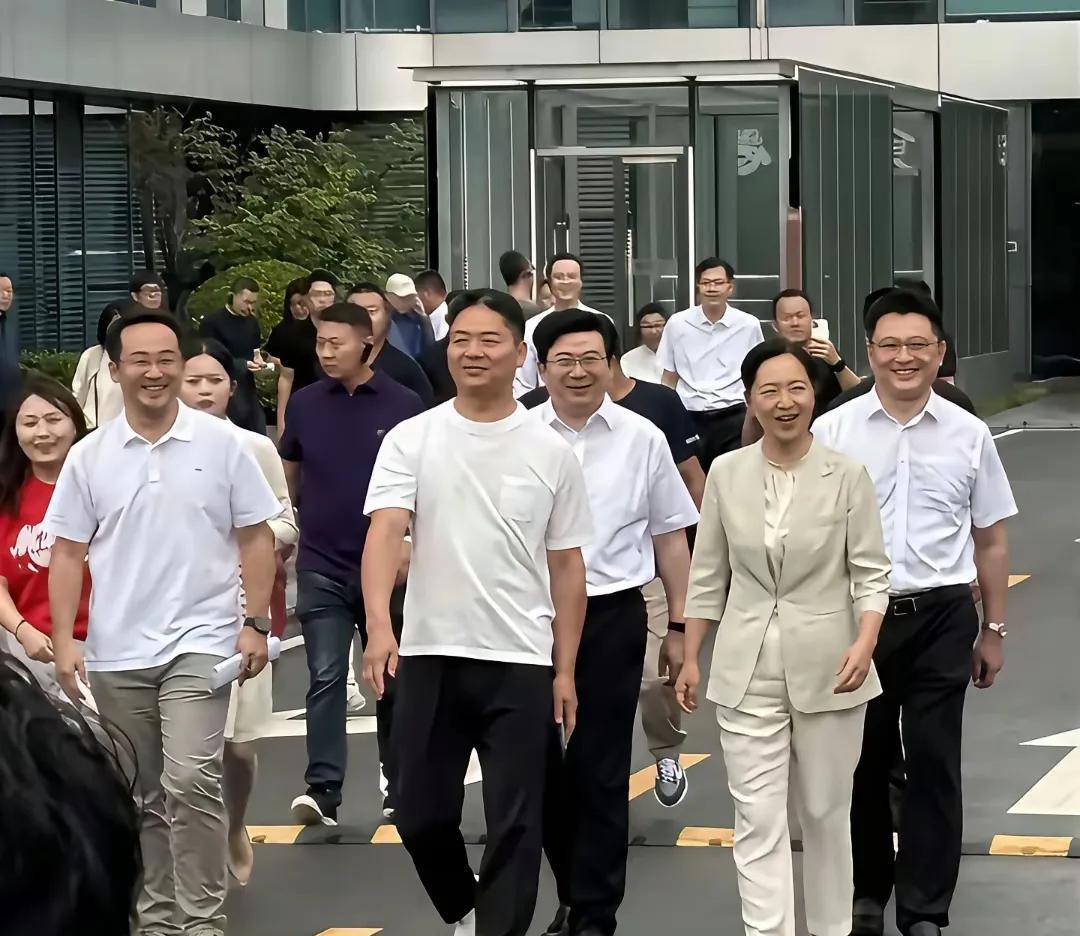 宿迁这次真的是又出圈了！ 
   刘强东和市委书记市长亲自陪同看苏超！ 
   