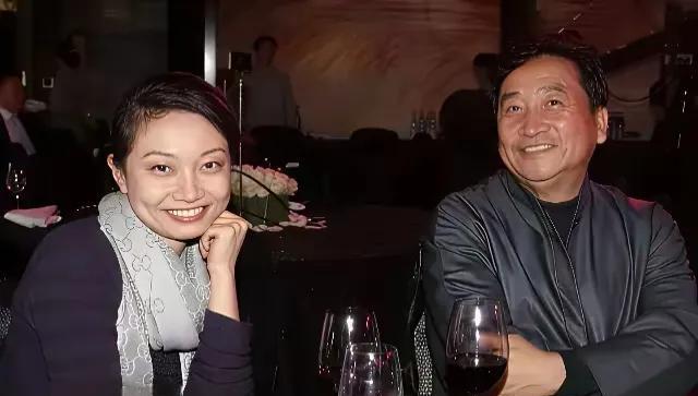 姜昆的女儿姜珊，今年46岁了，还是单身，一个要学历有学历、要颜值有颜值、要背景有