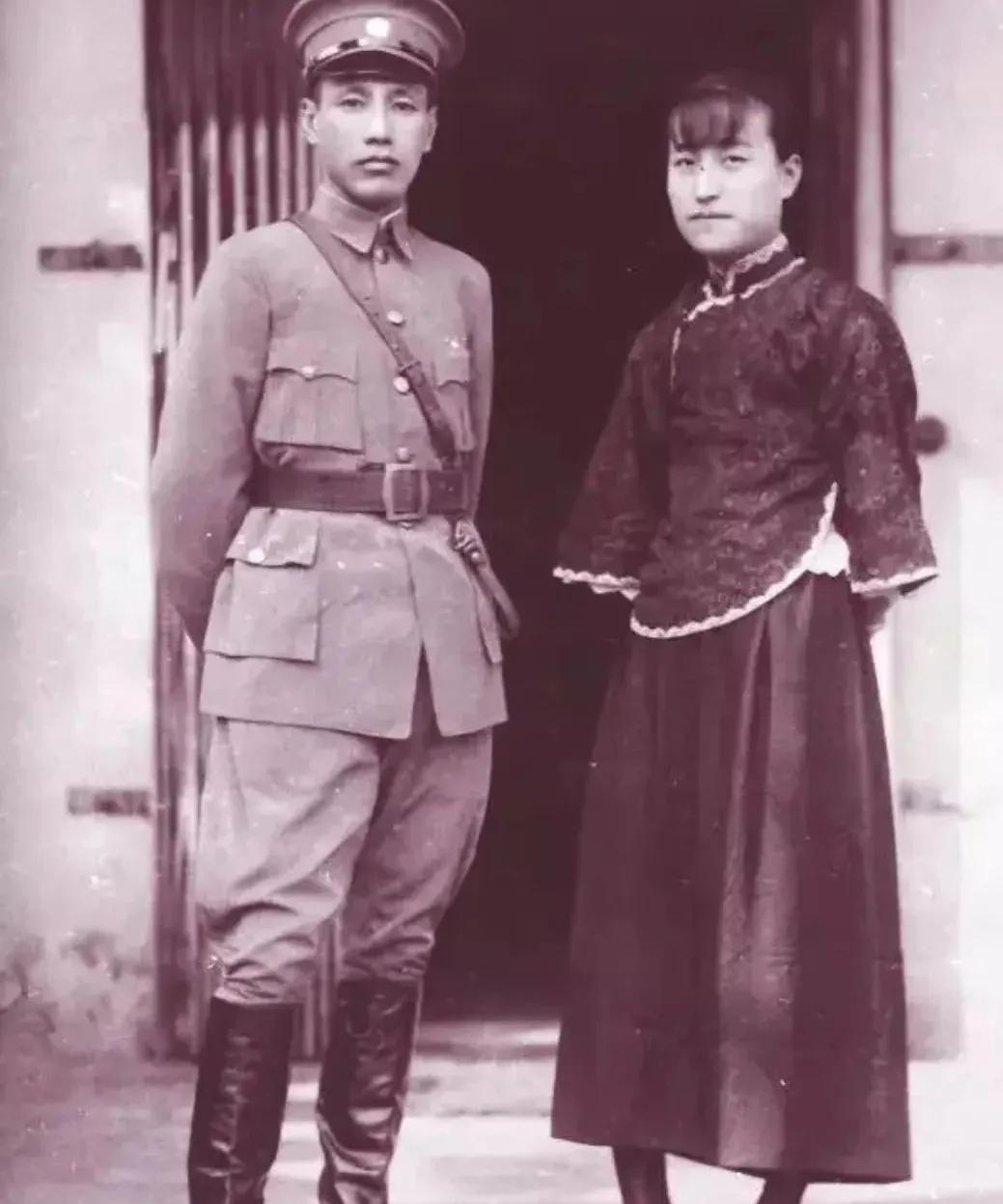 这是1920年蒋介石与妻子陈洁如的一张合影。蒋介石一生找过四个老婆，第一任妻子是