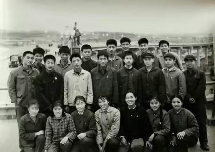 【老照片】1976年江苏有一批知青到西藏插队，他们从南京出发，到达日喀则仁布县。