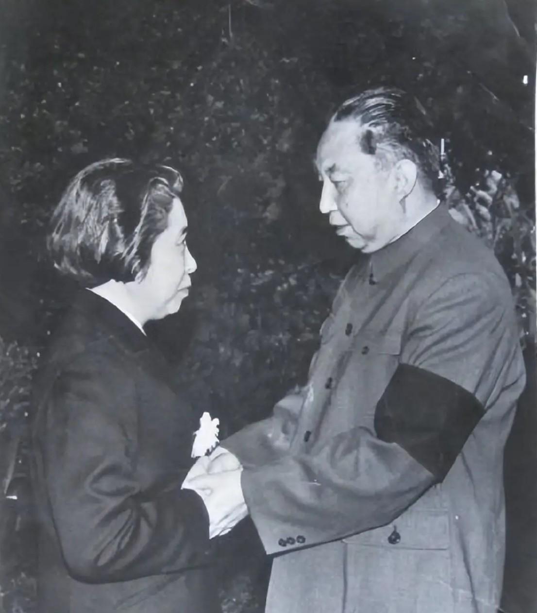 1980年5月17日，刘少奇追悼大会上，华国锋同志握手安慰刘少奇遗孀王光美的照片