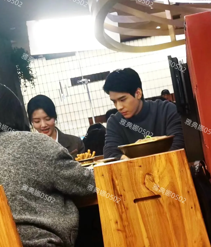 无锡火锅店偶遇龚俊、任敏！
不是龚俊的粉丝但真心觉得他本人好帅，个子很高有1米8