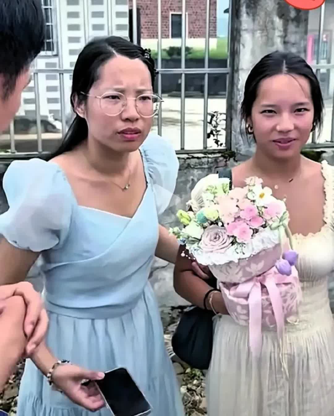 大家有没有发现，黄楼回乡认亲穿的连衣裙好土啊。

比利时再怎么说也是欧洲的发