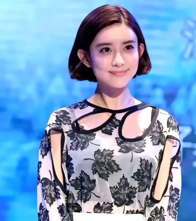 看到孟子义以前的照片，觉得她确实很漂亮，网友：真的很漂亮，漂亮的就像整容脸。
