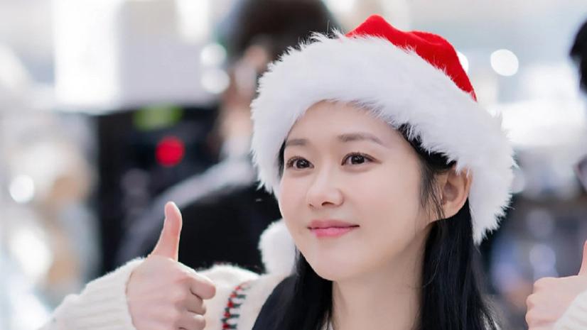 张娜拉出席慈善活动：白毛衣圣诞帽好甜美，与粉丝互动很开心！