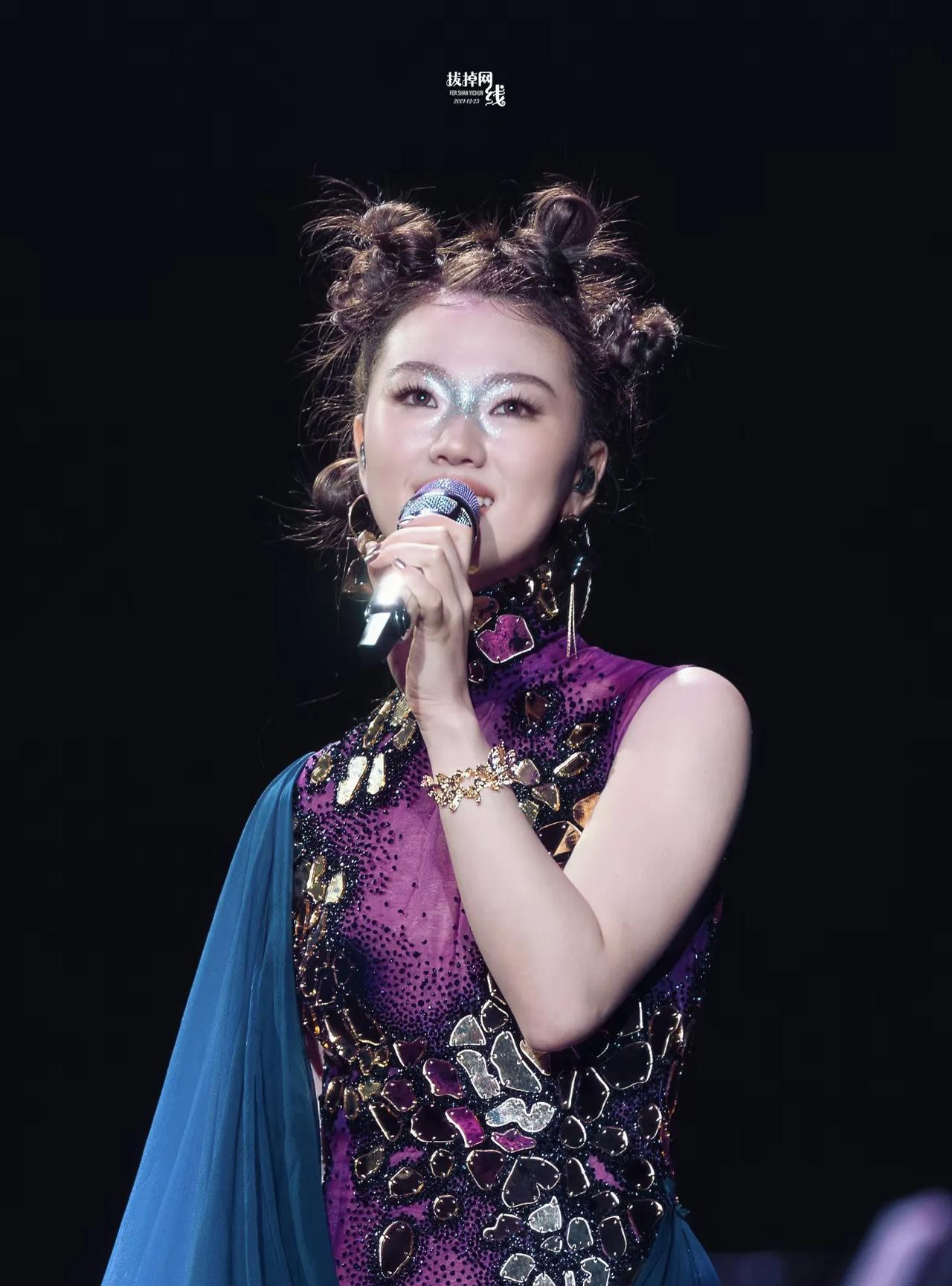单依纯这姐简直不服不行，
墙都不扶就服她！
歌手2025两次都拿了第一就算了，这