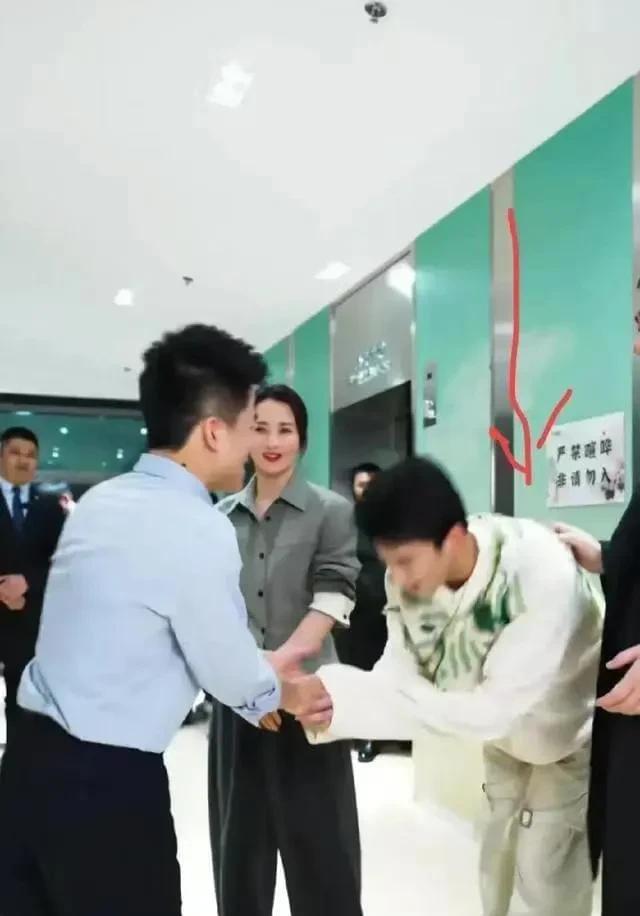 泰戈尔曾经说过，一个人名不副实是要遭报应的。
董宇辉在虾仁被央视315曝光后，迅