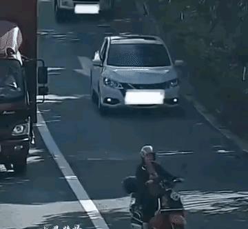 这个人就想看看自己命够不够硬，竟敢骑着电动车在公路上横冲直撞，肆无忌惮地穿梭于车