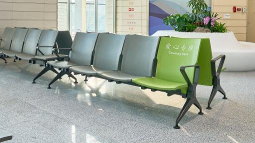 排椅的椅面为什么要设计成微微凹陷的形状？