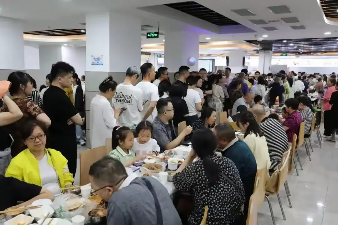 重庆荣昌区机关食堂真大啊，平时吃饭的工作人员也不少吧
