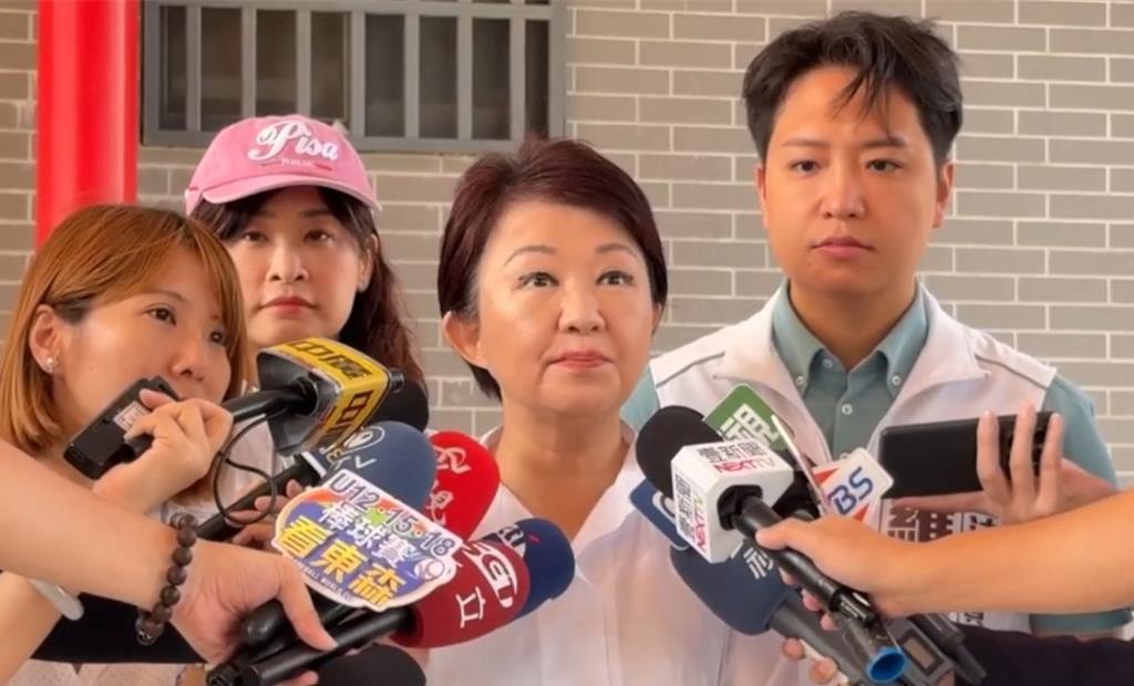 台湾大罢免  卢秀燕参选起手式
首波罢免7月26日投票，台中市长卢秀燕25日下午