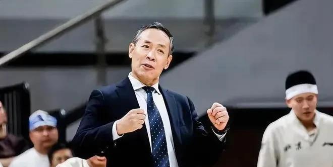 CBA版里弗斯，葬送北京男篮总冠军！
许利民一是不会叫暂停，二是即便叫了暂停也只