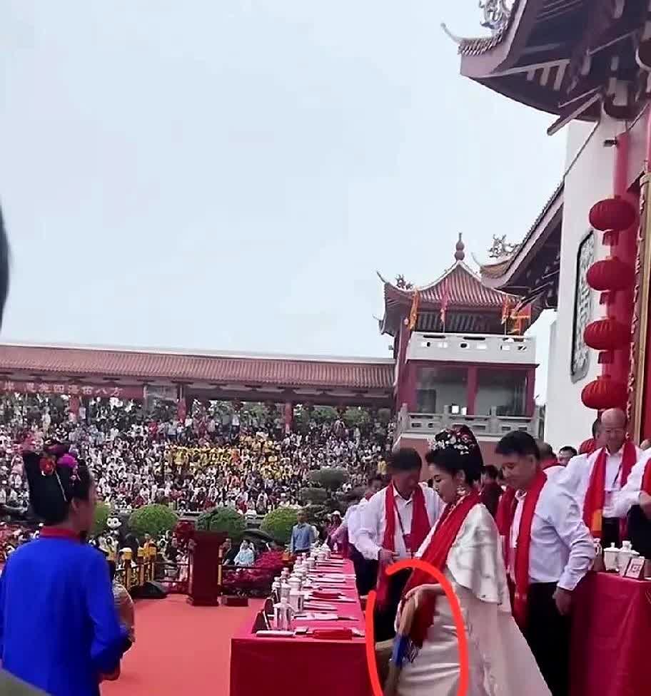 今天最慌的人就该是刘涛了吧，她恐怕也没有想到，细节真的决定成败，本来在妈祖诞辰1
