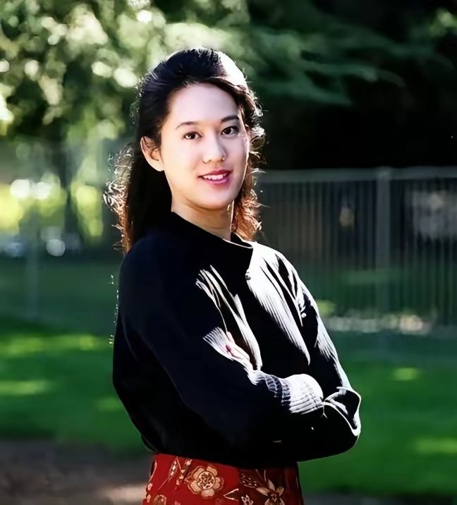 ​她，以无畏的勇气和坚定的信念，揭示了日本在南京犯下的滔天罪行，为那30万无辜逝