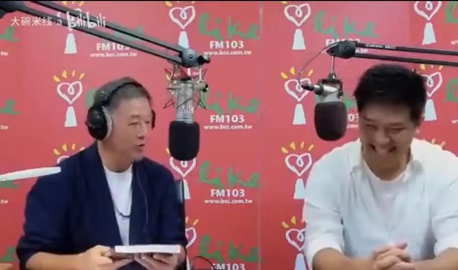 王伟忠上来就是一句：你现在在内地很火艾，有考虑搬去大陆发展吗？
葛斯齐受邀做客王
