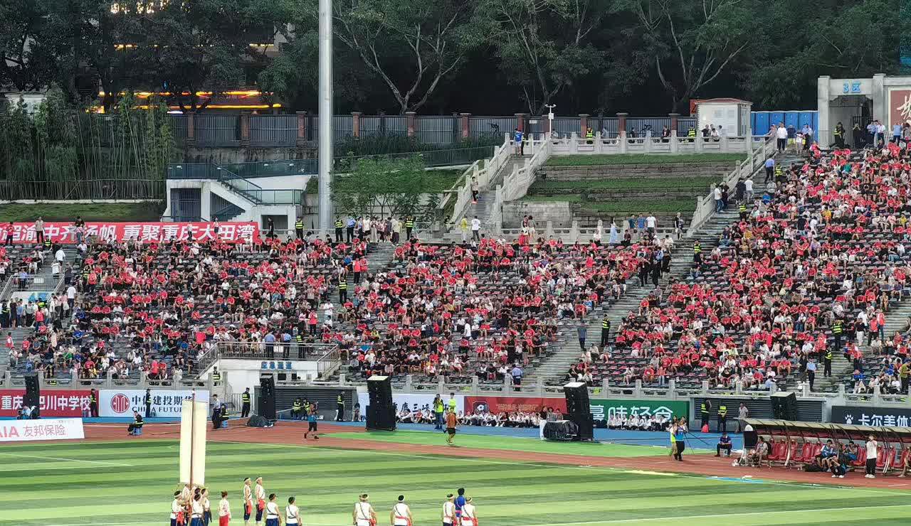 渝超联赛座无虚席，重庆球迷从不缺乏热情！

渝超联赛在周六晚上正式开赛，成千