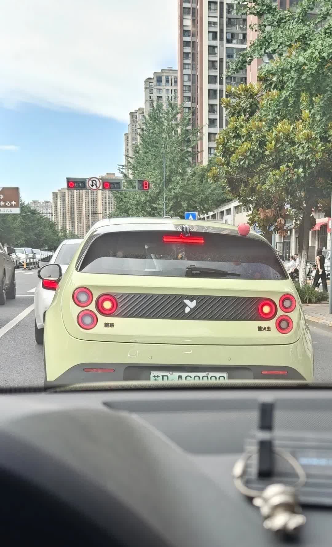 今天在路上碰到个个人认为奇丑无比的车，后面六个洞真是一言难尽。光看那车标也不知道