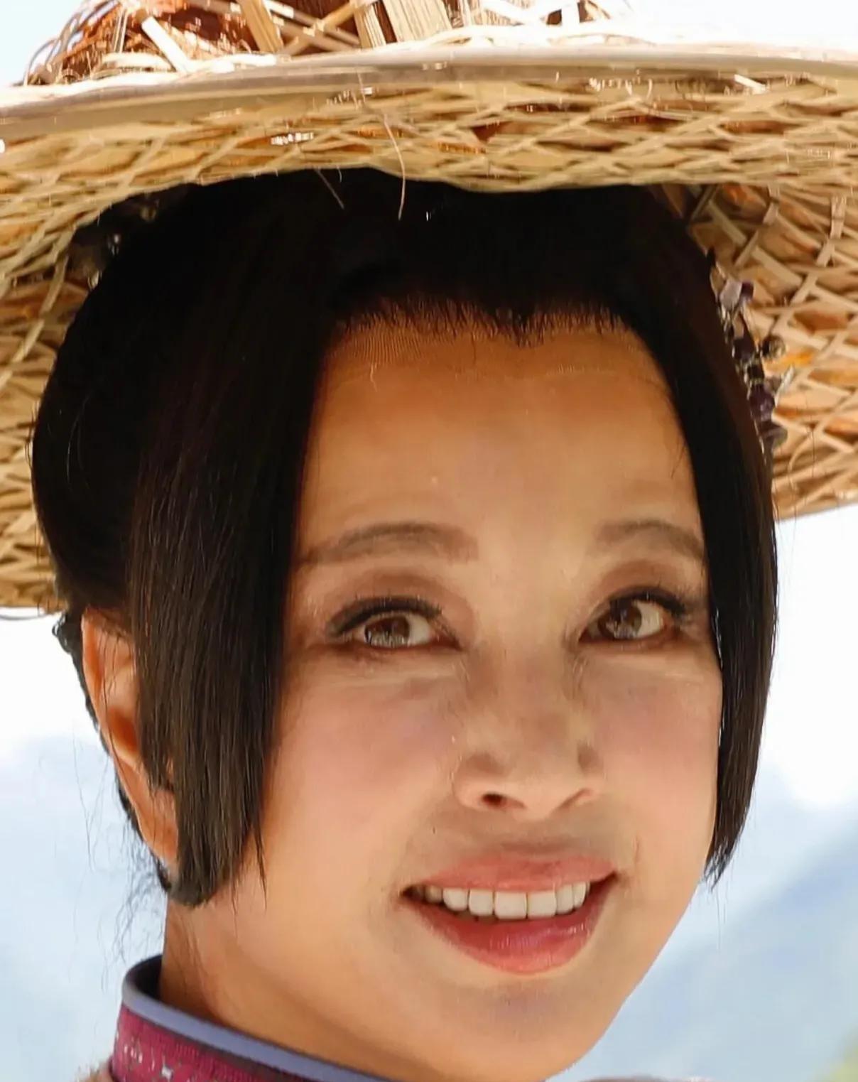 还是理解刘晓庆整容的。
她刚出狱的时候满脸皱纹，五官塌陷，整个状态都不好（图3）