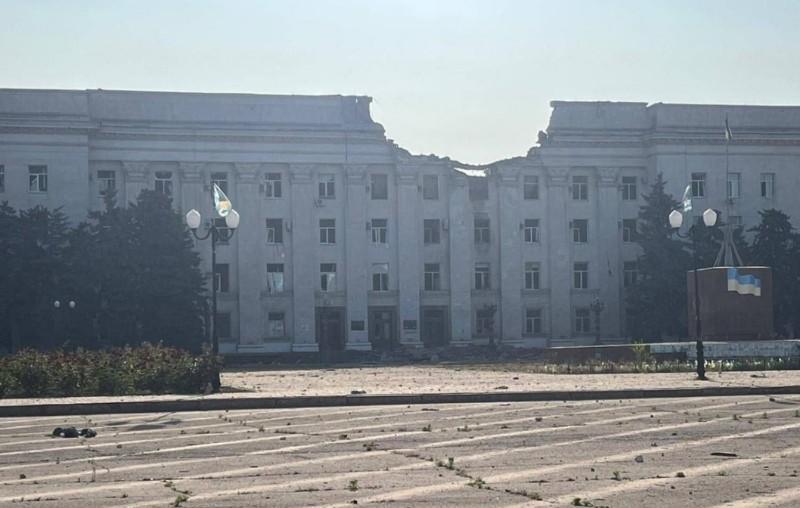 今天早上，乌克兰赫尔松州行政大楼，遭到俄罗斯FAB滑翔炸弹袭击，被炸出来一个大缺