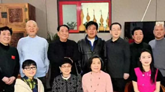 北京聚会：年迈的陈佩斯，发福的朱时茂，都败给了西装革履的姜昆