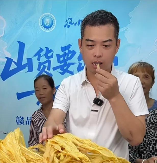姚家男儿今天又出来为家乡助农了！！
小伙子，非常的正能量，
卖的莲子是江西抚州的