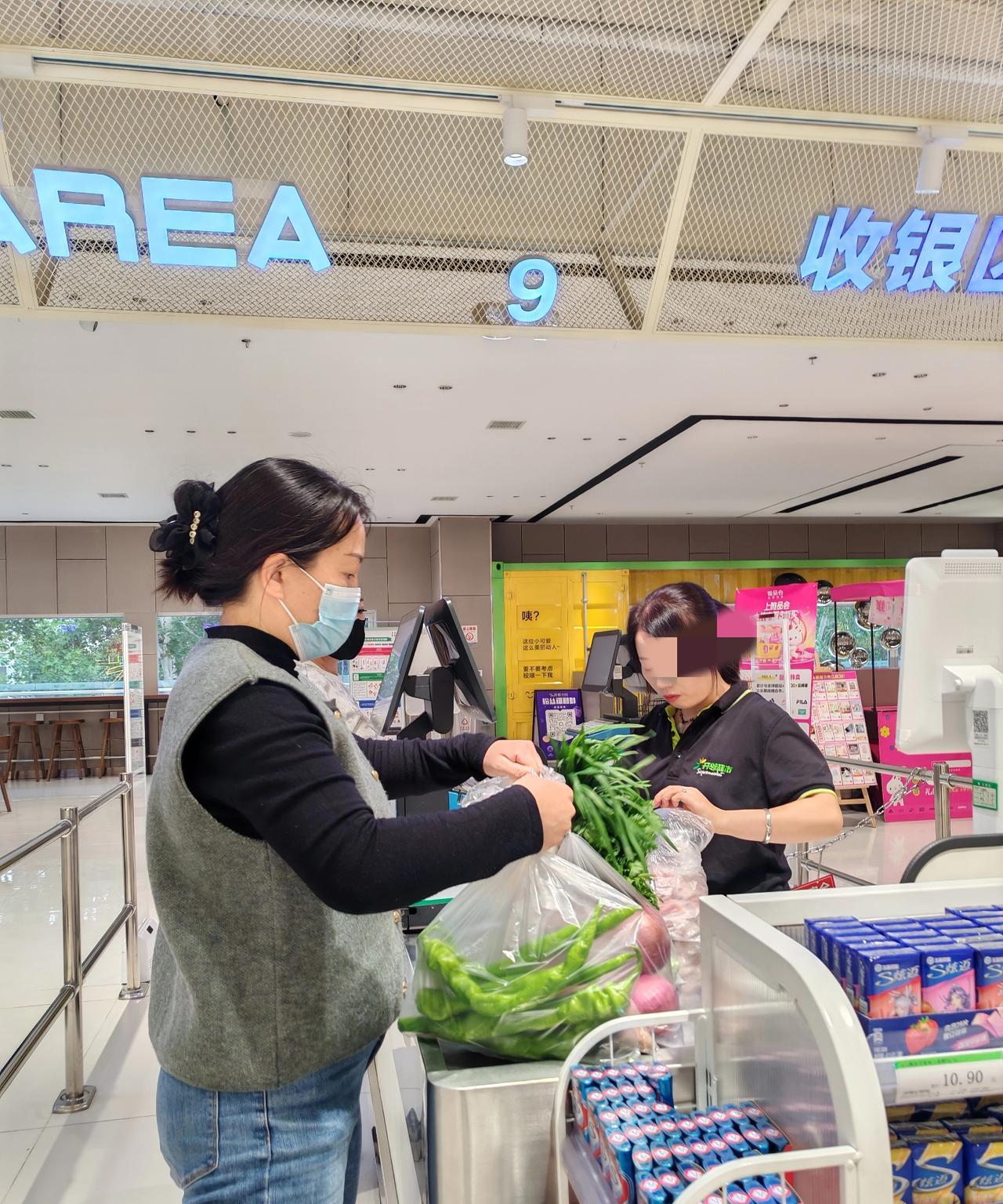 超市这一招聪明。
9月24日，坐标西安。我刚去了一趟附近的超市，意外发现实体又出