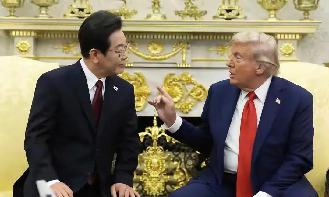 白宫上演戏剧化的一幕…
特朗普: 我们一起去中国，坐我的飞机，你愿意吗？
李在明