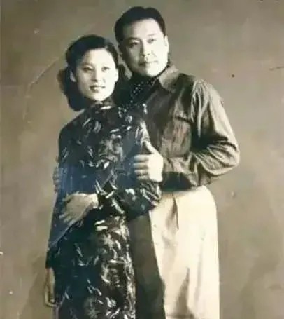 1936年，21岁袁祜祯和18岁的曹士岳大婚。洞房过后，曹士岳发现新娘不是完璧之