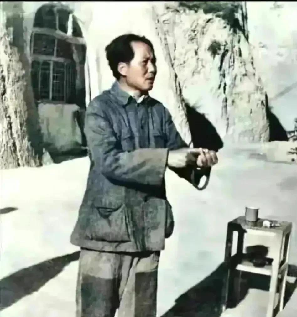 这是抗战时期，毛主席在延安给广大军民讲话时的特写照片。
照片拍摄于1939年，当