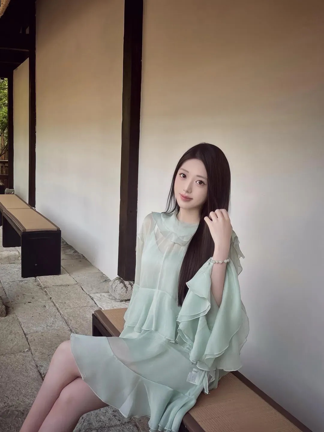 发梢垂落的不是水珠 是银河遗落的星子