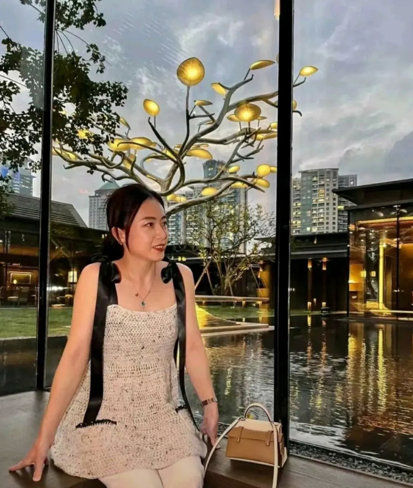 甘比又在为自己的“针织品”代言，说实话，失去大刘老婆的上亿身价，哪个明星会去她店