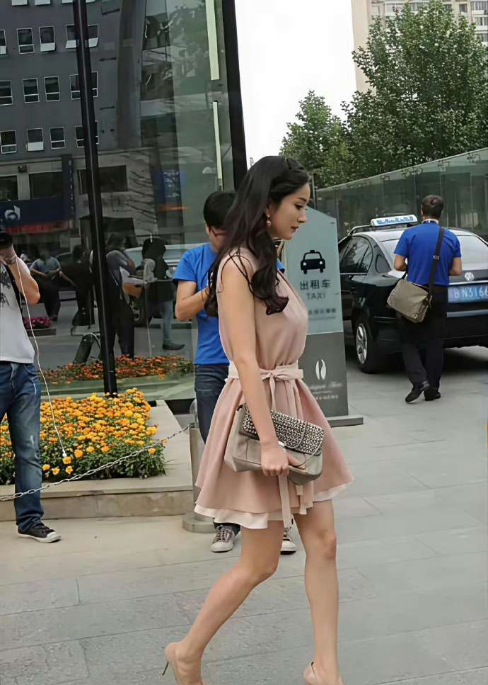 杨幂早些年美照，生图和精修一样美，身材苗条纤细，状态一直都好好