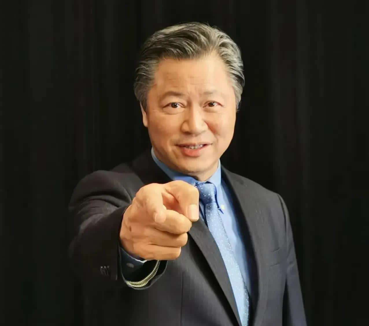 赖教授做了声带手术，听声音和之前截然不同，感觉嗓子干涩发音困难不清楚，声带没有恢