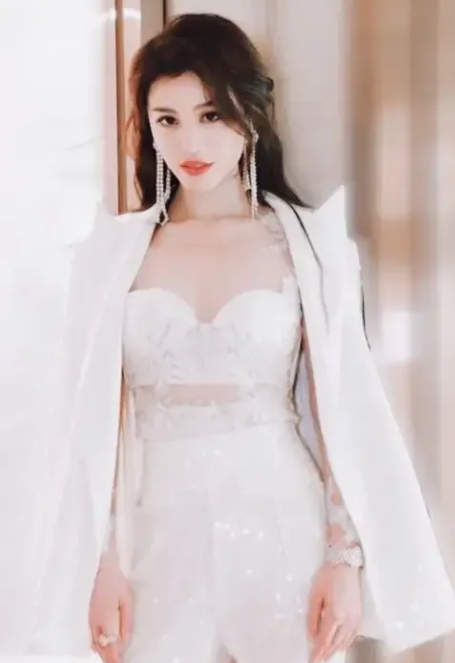 在2014年，刘翔和葛天闪婚了，一天晚上吃饭，葛天觉得红烧肉特别好吃，正要夹起第