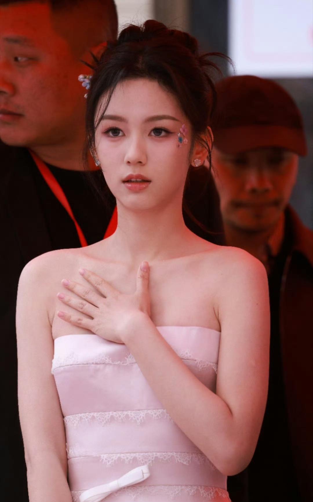 她真的是娱乐圈最完美的女星，除了胸太小，其他都是无可挑剔，这五官太优越了，感觉娱